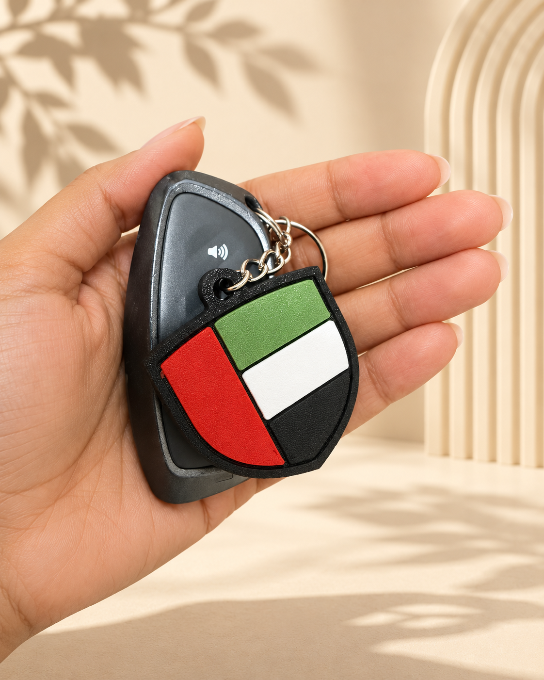 ميدالية درع علم الإمارات – في اليد مع مفتاح السيارة
